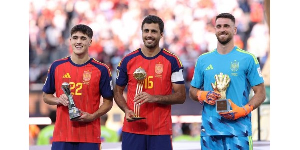 Rodri torna-se apenas o segundo jogador na história do futebol a conquistar três dos troféus mais prestigiados Rodri torna-se apenas o segundo jogador na história do futebol a conquistar três dos troféus mais prestigiados